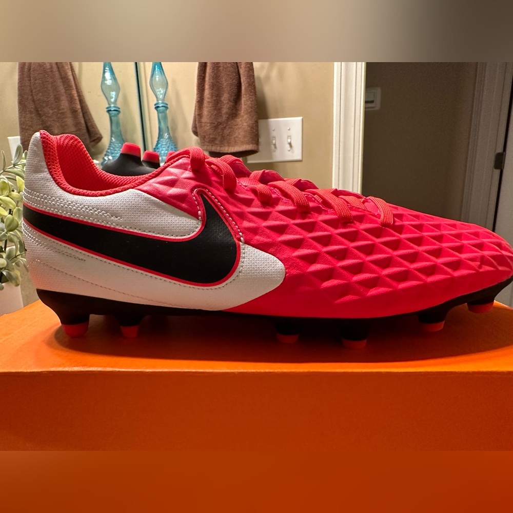 Nike Soccer cleats BRAND NEW still in the box never tried on. Unisex